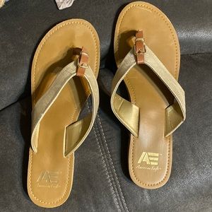 American eagle gold flip flops in great condition. Size 8 but fit like a 7.5